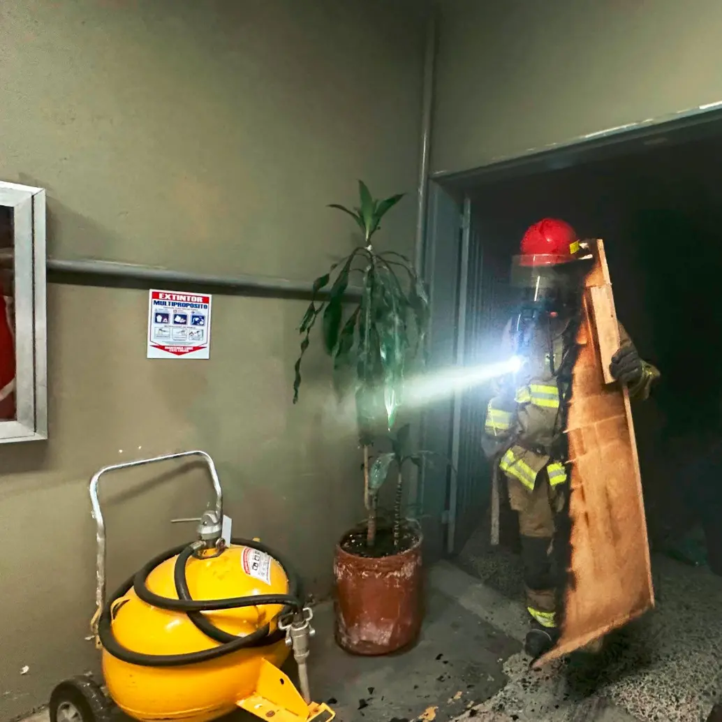 Los bomberos avanzan en las labores para controlar las llamas y evacuar el humo del sótano donde se produjo la conflagración. FOTO: CORTESÍA DAGRD