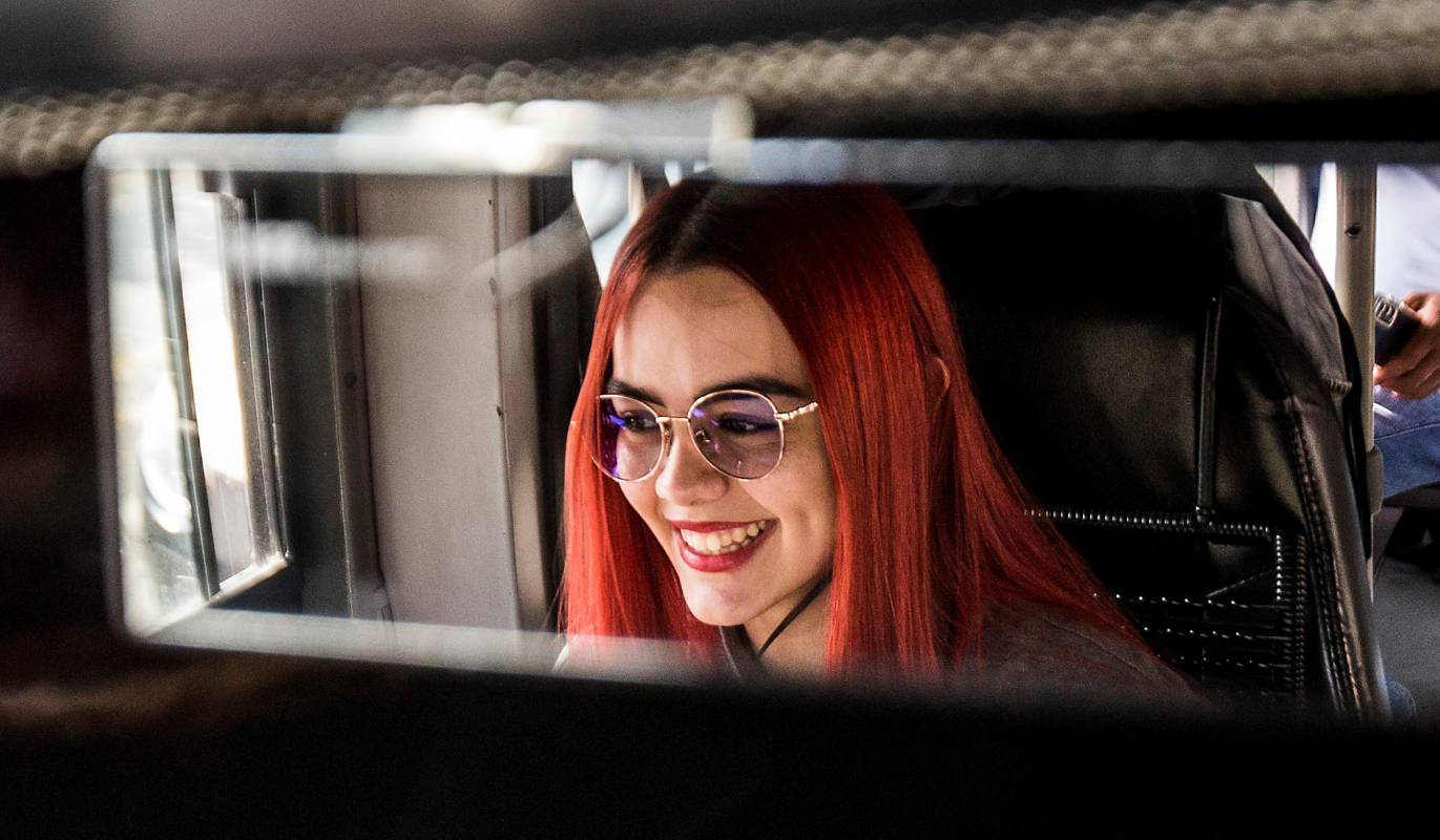 “Es que si yo no quisiera lo que hago sería un sufrimiento, y para mí esto es un hobby”, dice envuelta en sonrisas, amabilidad y serenidad que la acompañan mientras conduce. FOTO JULIO CÉSAR HERRERA