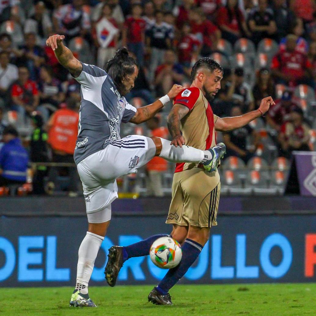 La fecha 12 de la Liga BetPlay II-2025 deja así un partido que será recordado por su intensidad y dramatismo, en el que ni paisas ni barranquilleros lograron imponerse, pero sí regalaron a la afición un espectáculo digno de las expectativas. Foto: Juan Antonio Sánchez