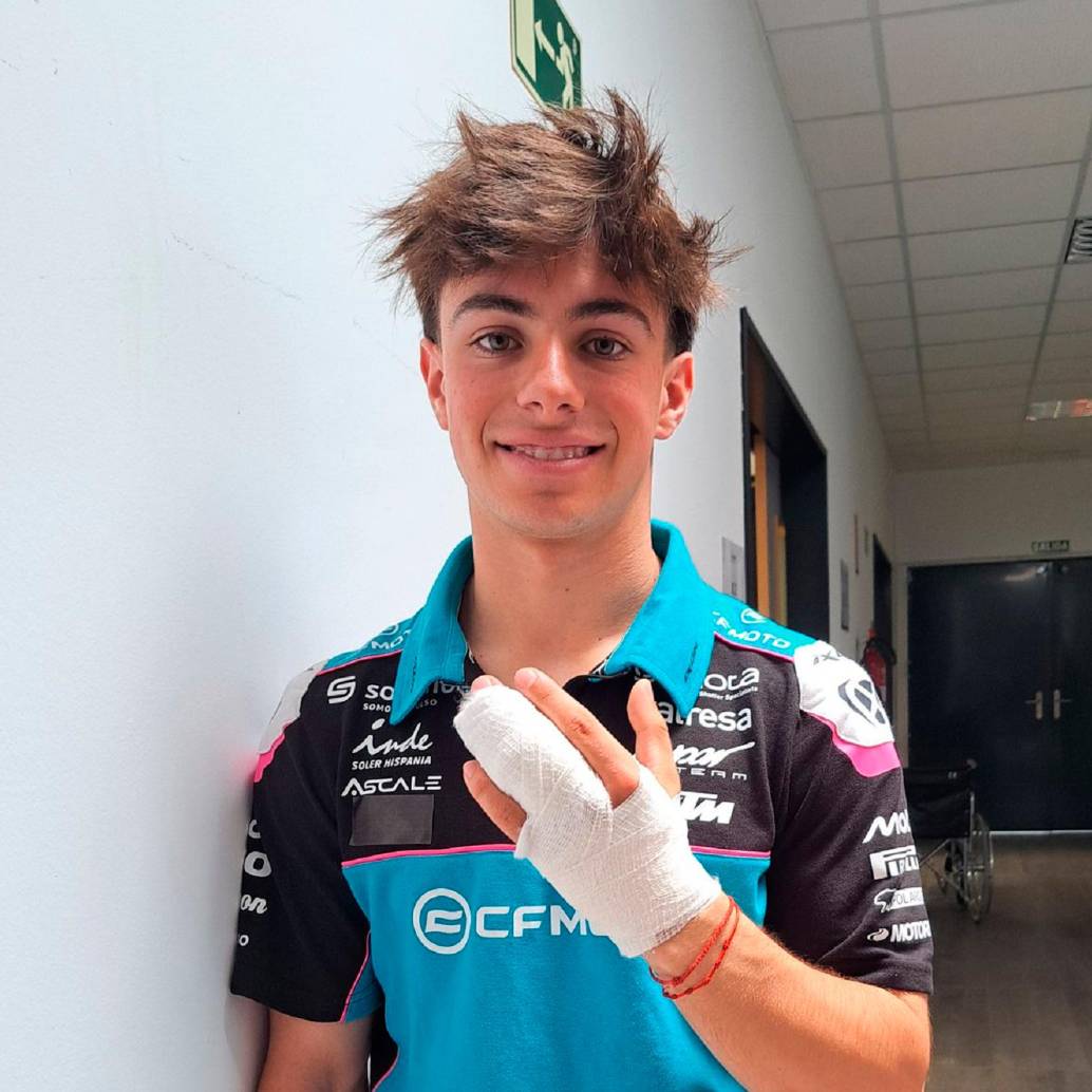 David Alonso luego de la atención médica tras el accidente en el Gran Premio de Aragón. FOTO: Tomada de X @AsparTeam