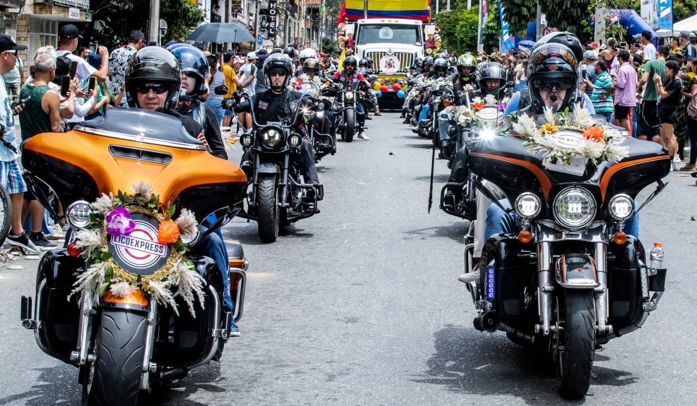 Motos Harley Davindson rodaron por los h roes en la feria de flores