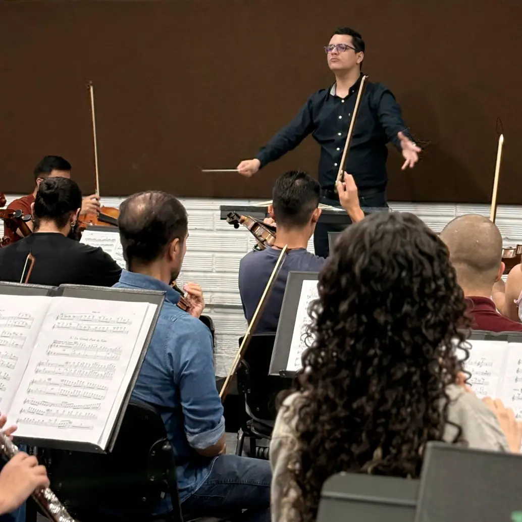 Juan Pablo Cardona Jaramillo es una de las grandes promesas de la música clásica en Medellín. En octubre empezará su pregrado en dirección orquestal en Viena. En la foto, dirigiendo uno de los ensayos para el tercer concierto de termporada de Filarmed. Foto<b> </b>Cortesía Filarmed.