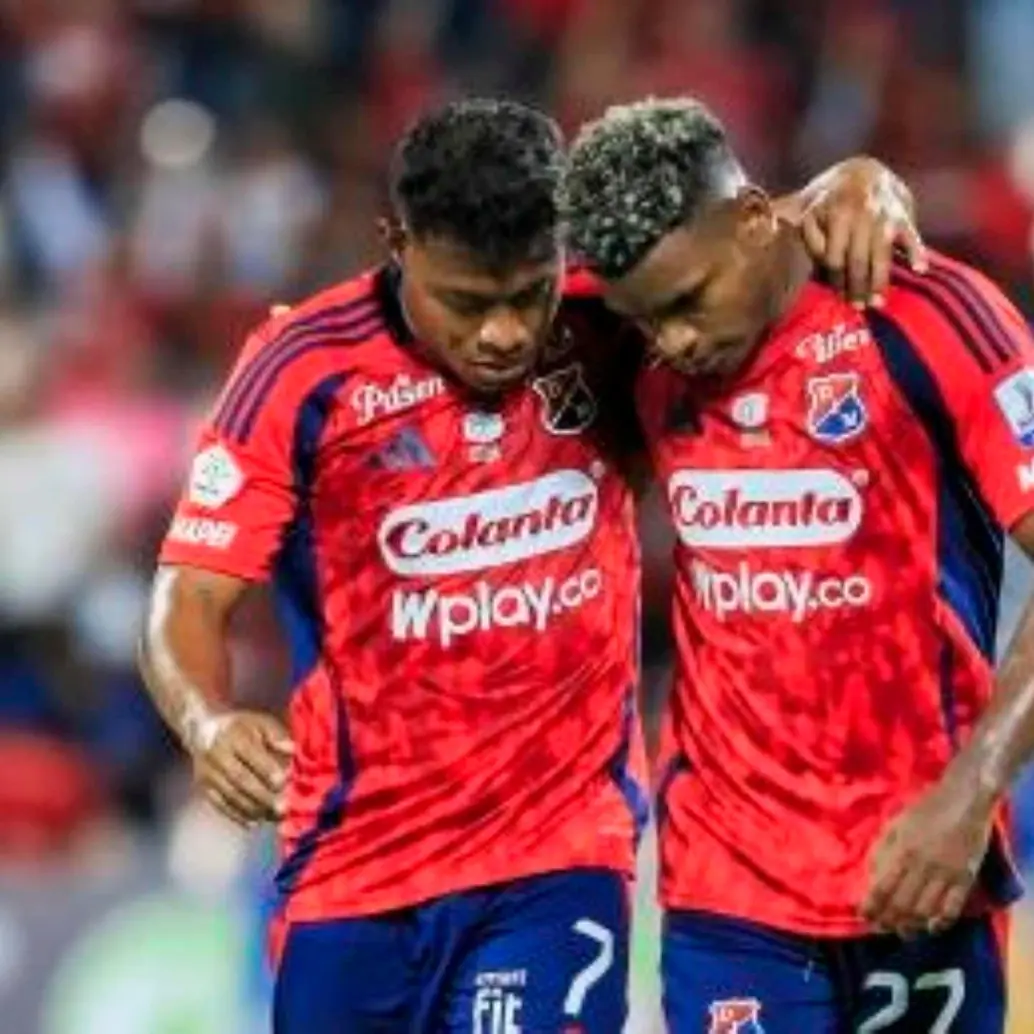 Léider Berrío y Brayan León celebran el triunfo del DIM que, con un partido aplazado, está a un punto del líder de la Liga Betplay-2.FOTO CAMILO SUÁREZ 