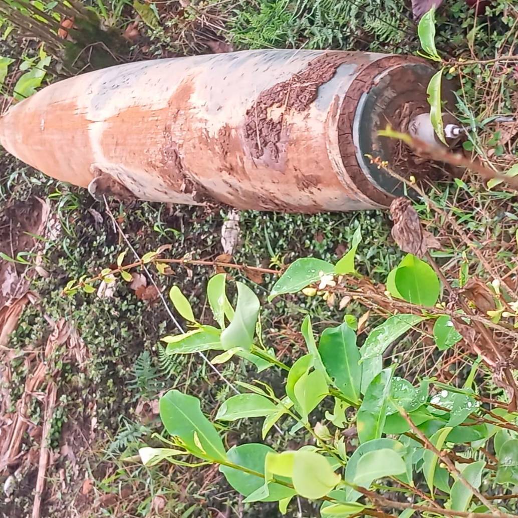 Esta fue la bomba sin explotar que los lugareños encontraron en el corregimiento Jardín de Sucumbíos, de Ipiales, Nariño. FOTO: CORTESÍA.