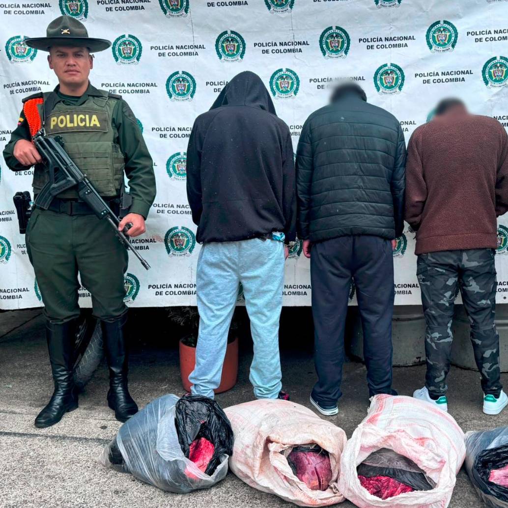 Estos fueron los capturados por manipular estas carnes que pretendían ser incluidas en el mercado, según las autoridades. FOTO: CORTESÍA POLICÍA ANTIOQUIA