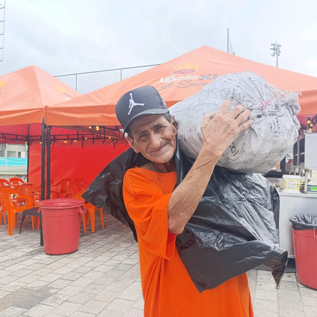 Óscar, con 69 años de edad, es más vital que muchos. Su trabajo se distingue por la cordialidad y la buena atención. FOTO Julio César Herrera.