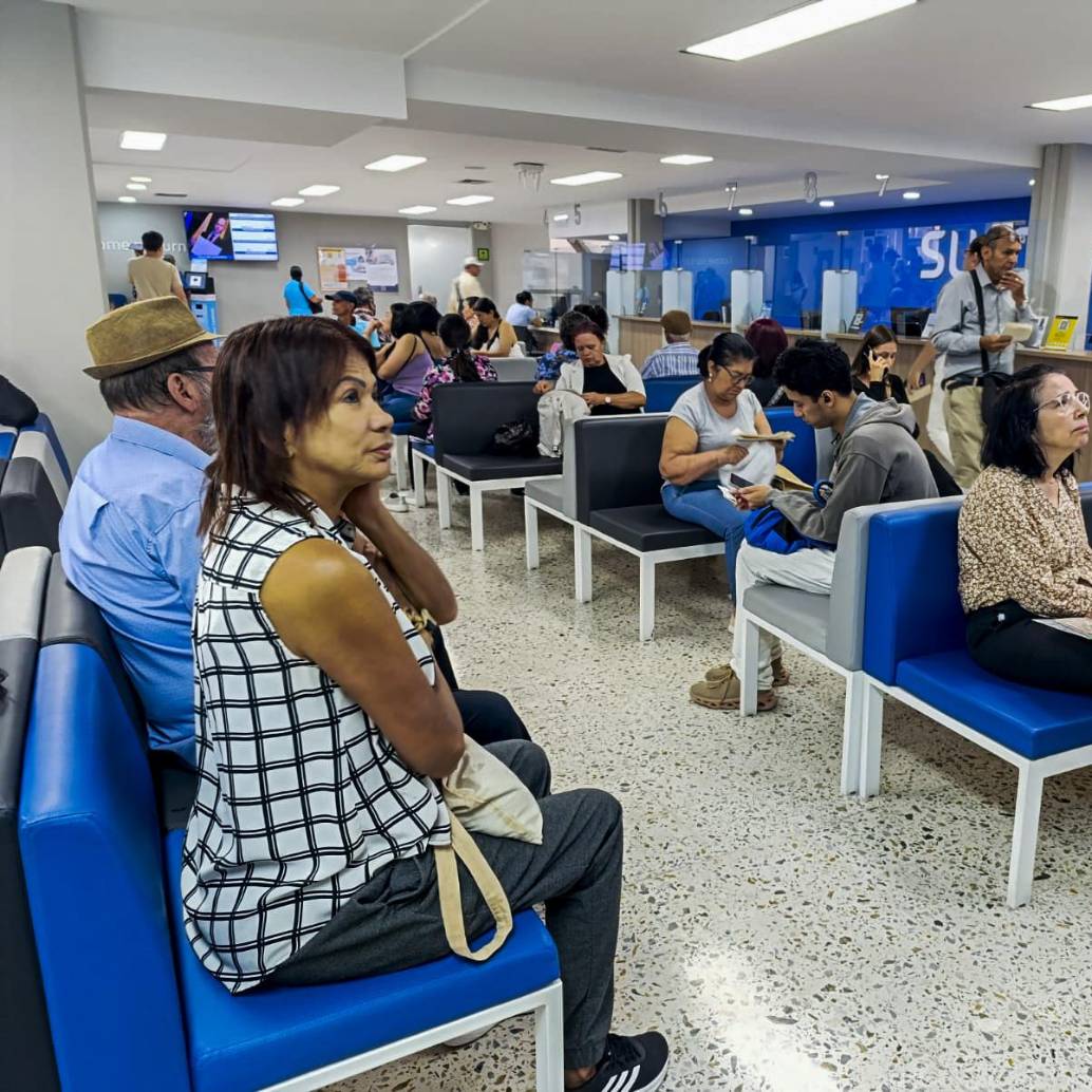 Pacientes de una EPS esperan ser atendidos en una de las sedes médicas de estas entidades. FOTO: Julio César Herrera Echeverri