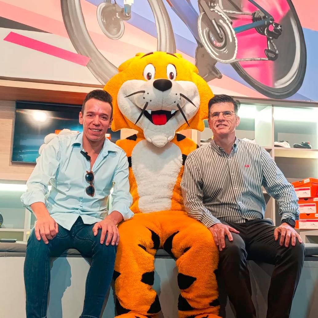 En la foto: Rigoberto Urán; el tigre de Seguros Sura; y Juan David Escobar, presidente de Seguros Sura. FOTO JULIO CÉSAR HERRERA. 