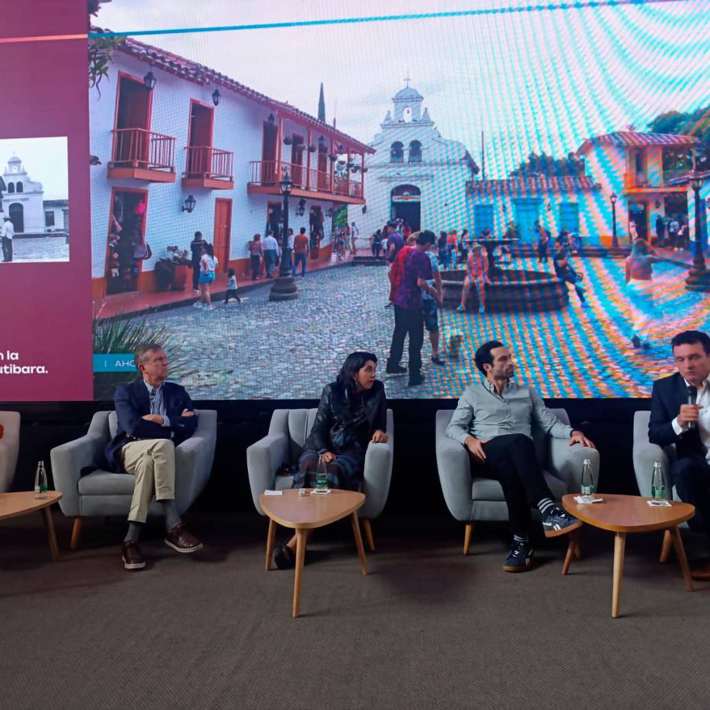 En la presentación hubo espacio para un conversatorio que contó con la presencia de la directora de EL COLOMBIANO, Luz María Sierra; del exministro de Cultura Juan Luis Mejía; María del Rosario Escobar, directora del Museo de Antioquia; el empresario Carlos Miguel Correa; e Iván Mauricio Pérez, responsable de Estrategia y Proyectos de Comfama. FOTO: JULIO HERRERA