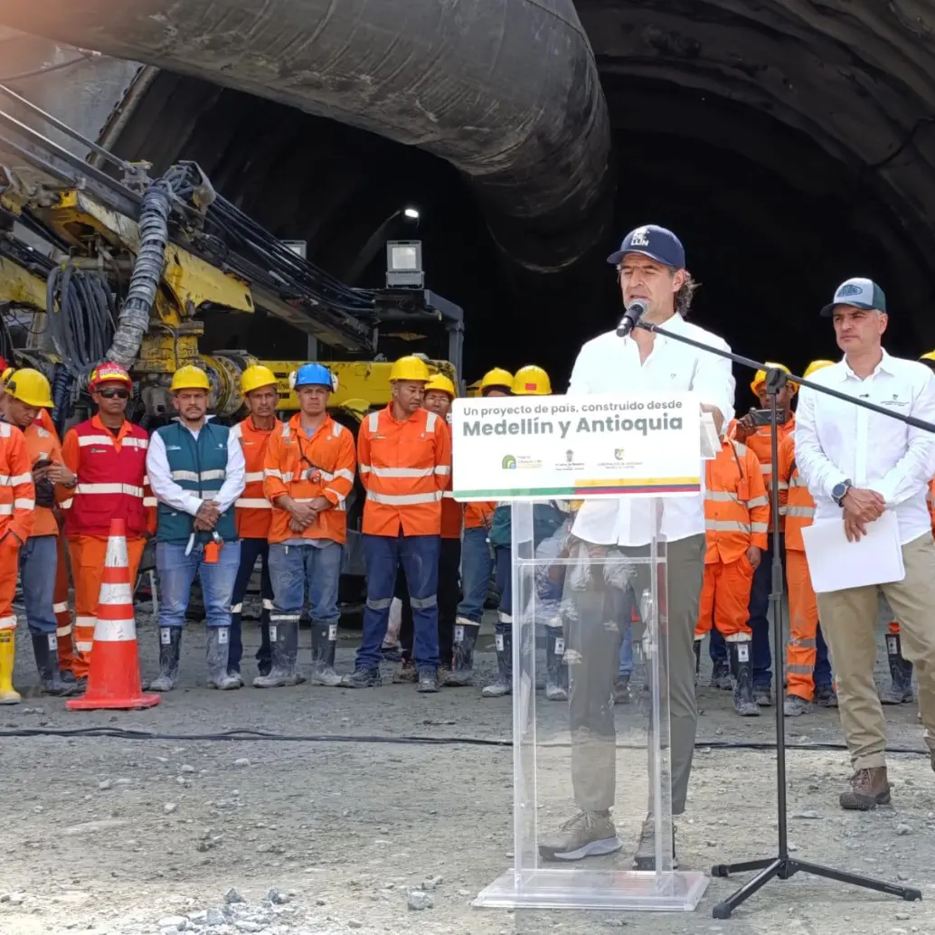 Anuncio de inversión del Distrito de Medellín en la vía al mar de Urabá. FOTO: JULIO HERRERA