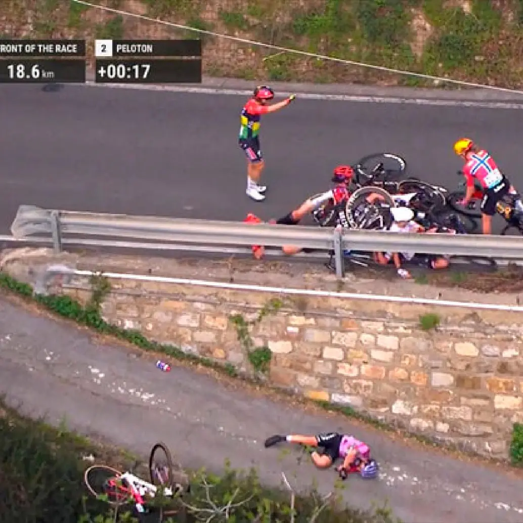 Momentos de tensión se vivieron en el descenso de la Cipressa tras la aparatosa caída de la italiana Debora Silvestri, quien debió ser evacuada de urgencia. FOTO CAPTURA VIDEO