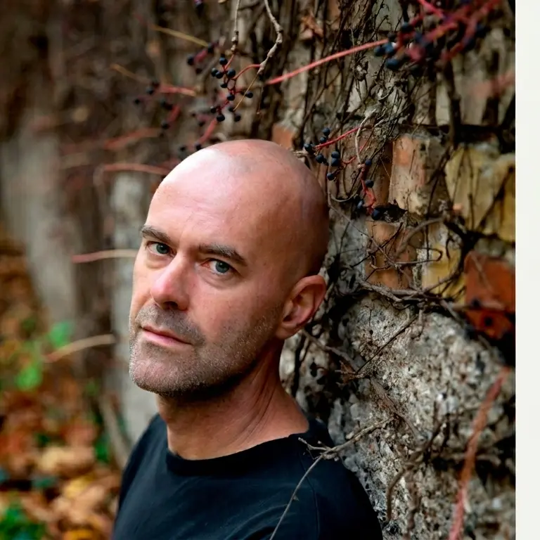 Patrik Svensson creció en Kvidinge, una pequeña ciudad al noroeste de la provincia de Escania, al sur de Suecia, donde desarrolló un temprano interés por la naturaleza y los animales. Foto: Libros del Asteroide