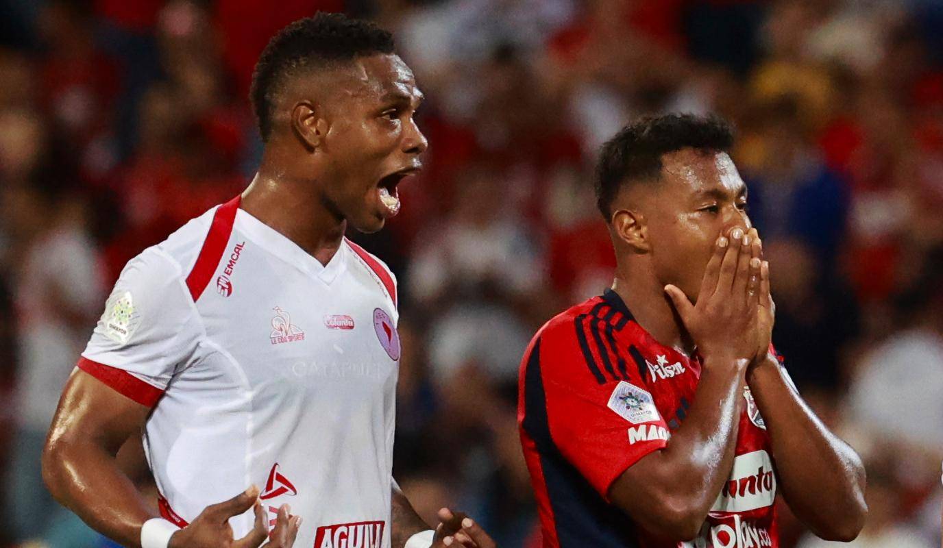 Un descuido o una mala lectura de la jugada permitieron que el América de Cali encontrara el gol del empate, silenciando el estadio y dejando a los hinchas del “Poderoso de la Montaña” con una sensación de incredulidad y frustración. Foto: Manuel Saldarriaga Quintero. 