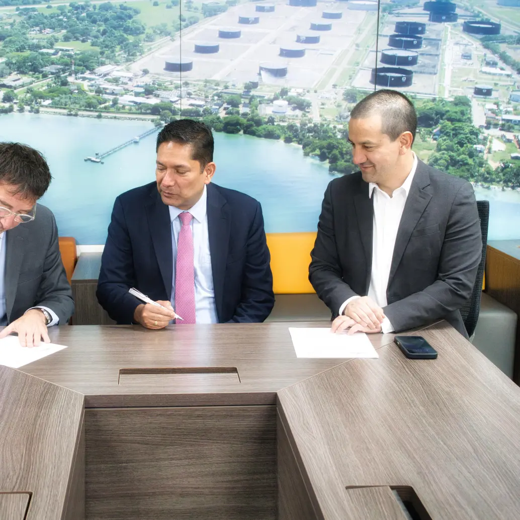 De izquierda a derecha, Diego Perez Claramunt, President &amp; Country Manager, Colombia, Gran Tierra Energy; Juan Carlos Hurtado, vicepresidente ejecutivo de Hidrocarburos de Ecopetrol; Julián Fernando Lemos, vicepresidente corporativo de Estrategia y Nuevos Negocios de Ecopetrol. Foto: Cortesía