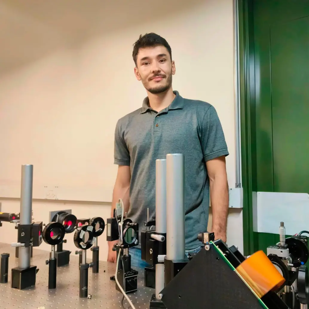 John Alexis Jaramillo Osorio, físico de la UdeA, desarrolló una solución óptica portátil que encripta datos con luz y fue reconocida como la mejor tesis doctoral del país. FOTO cortesía 