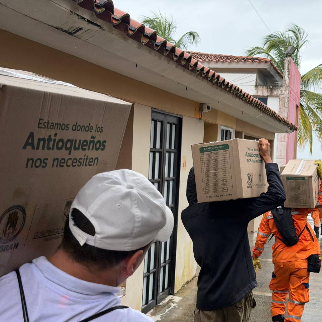 Entrega de ayudas en la zona del Urabá tras afectaciones por las intensas lluvias. FOTO: Cortesía