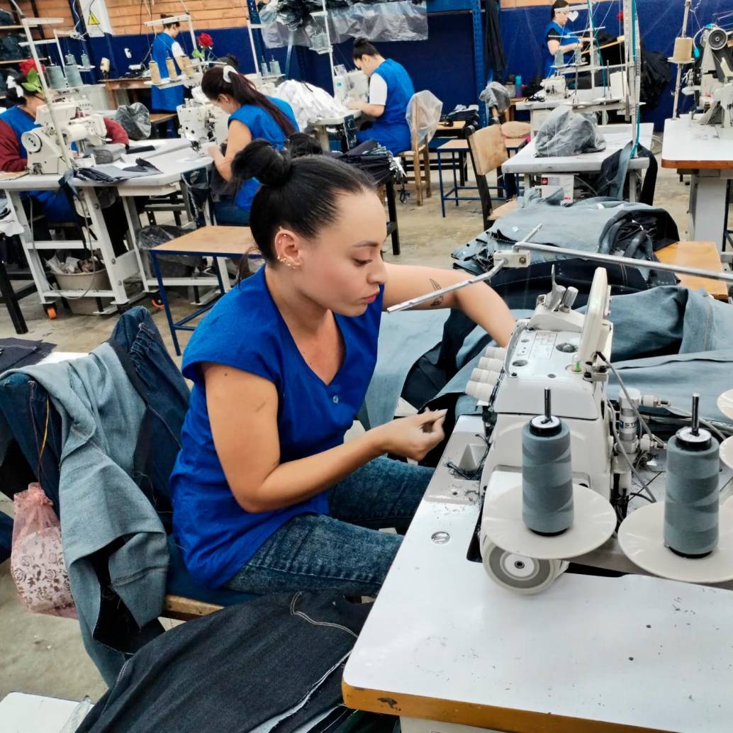 Yenny Muriel retornó a Fredonia desde Medellín para trabajar en la planta de Crea Jeans. <b><span class="mln_uppercase_mln"> </span></b>FOTOS <b><span class="mln_uppercase_mln">Olga rendón</span></b>