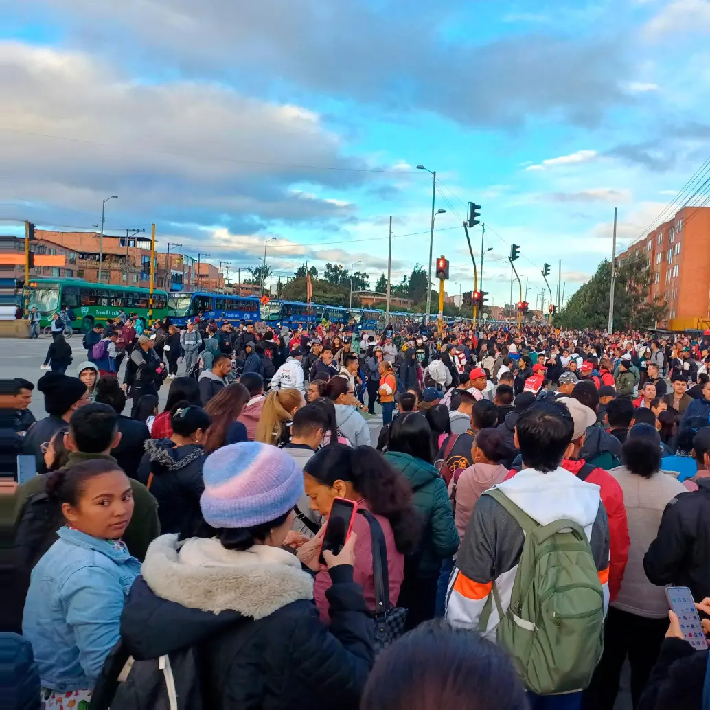 Decenas de ciudadanos se vieron afectados por la suspensión de servicios en el suroccidente de Bogotá. FOTO: Tomada de redes sociales