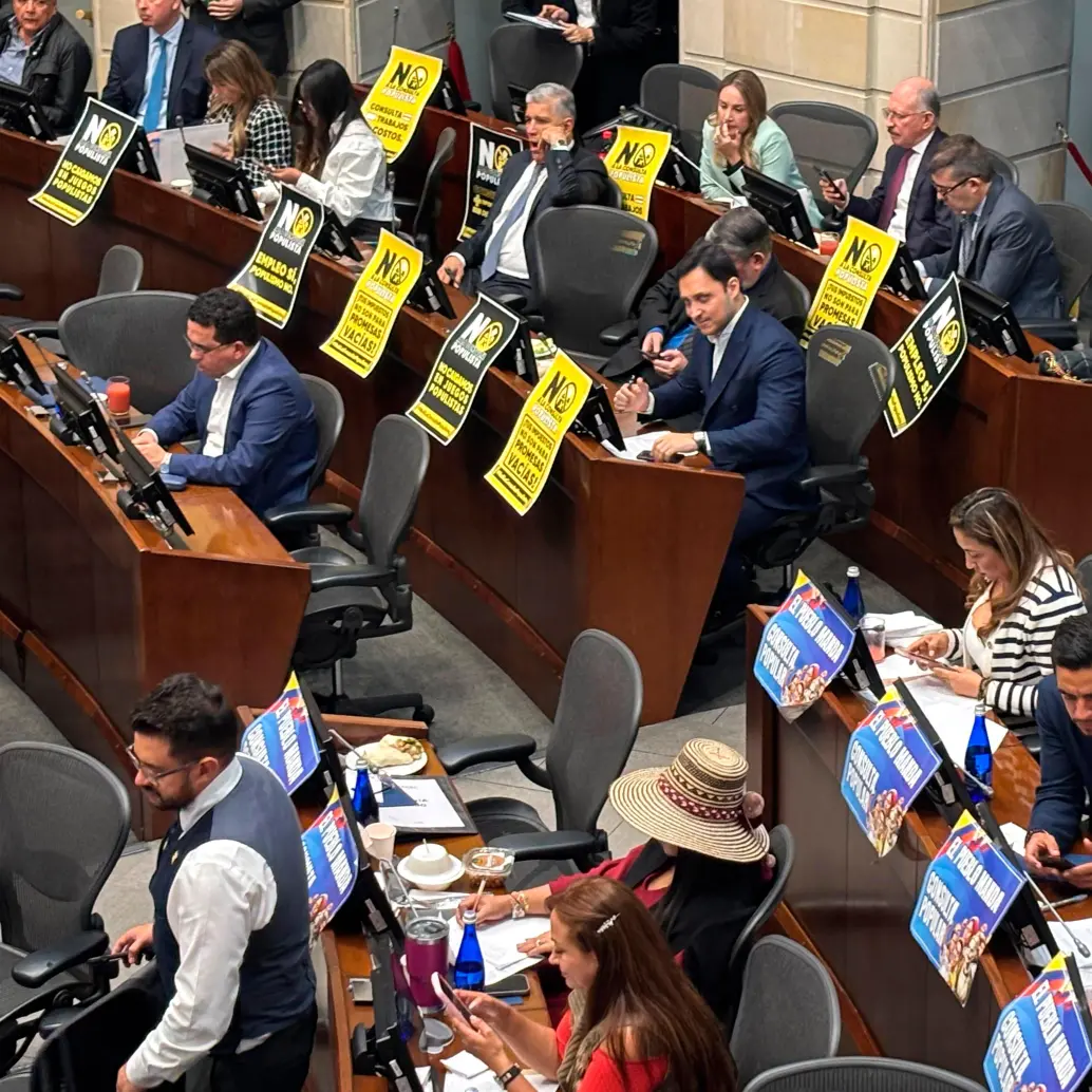 Entre carteles y manifestaciones a favor y en contra, ayer la plenaria fue escenario de una intensa puja política, con cuentas ajustadas y maniobras de último minuto. FOTO<b><span class="mln_uppercase_mln"> JAVIER GONZÁLEZ PENAGOS</span></b>