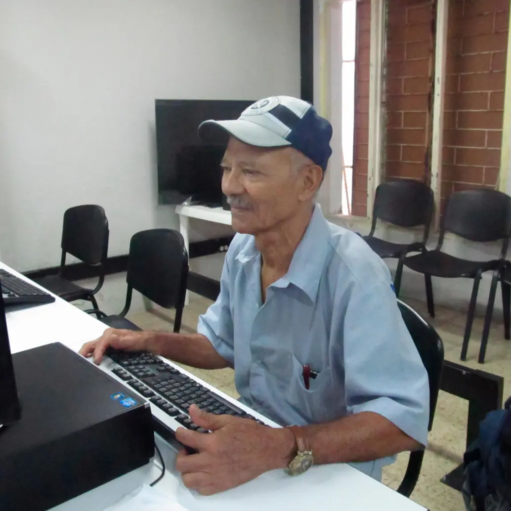 Los expertos recomiendan hablar con los abuelos y los padres acerca de los riesgos que corren al navegar en internet. Foto: EL COLOMBIANO
