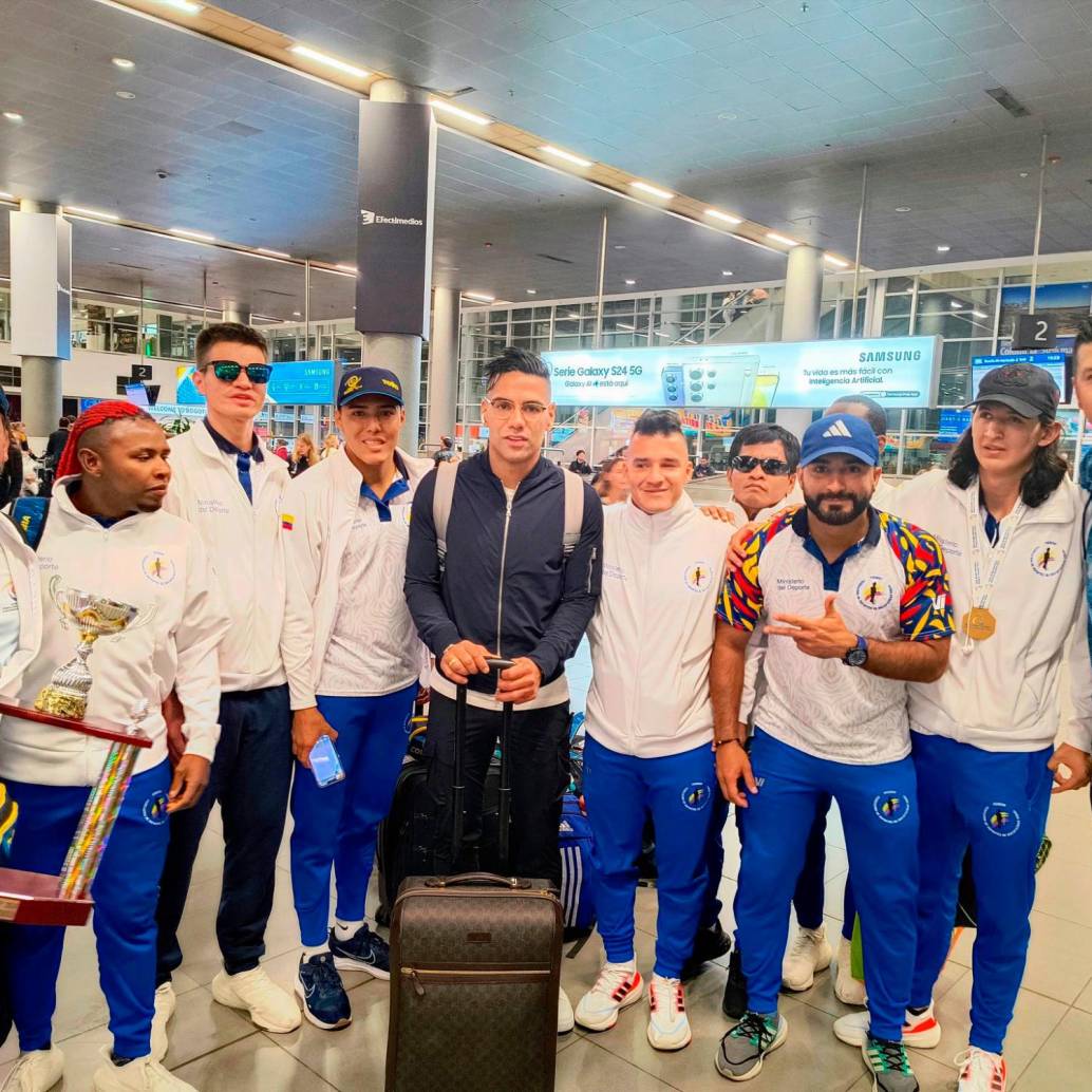 La Selección Colombia de fútbol para ciegos compartió con el goleador Radamel Falcao García en el aeropuerto El Dorado. <span class="mln_uppercase_mln">FOTO</span> <b><span class="mln_uppercase_mln">cortesía</span></b>