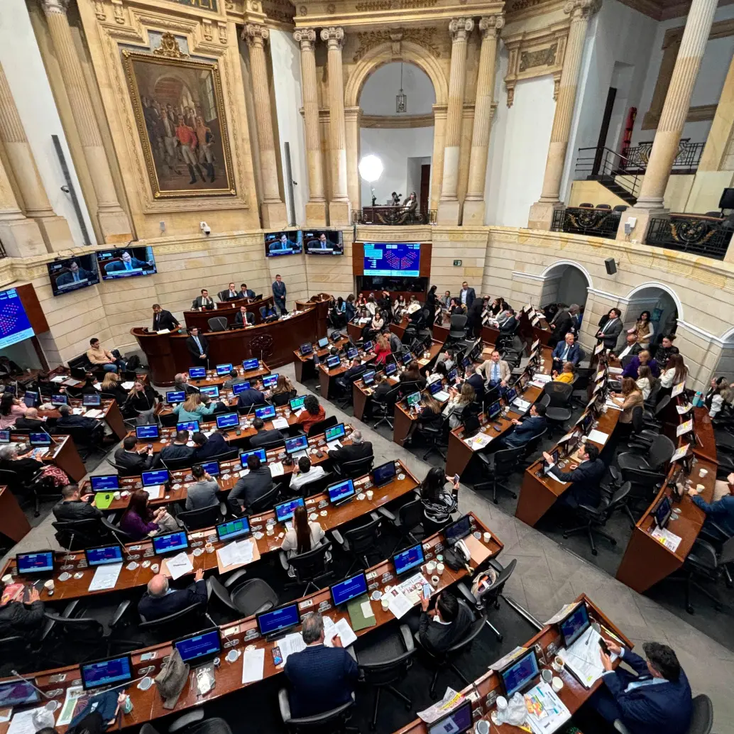 La propuesta habría permitido a congresistas cambiar de partido sin sanción, lo que generó fuertes críticas. Aunque fue impulsada por múltiples partidos, la votación respaldó su archivo por considerarla inconstitucional y oportunista. FOTO: JAVIER GONZÁLEZ PENAGOS