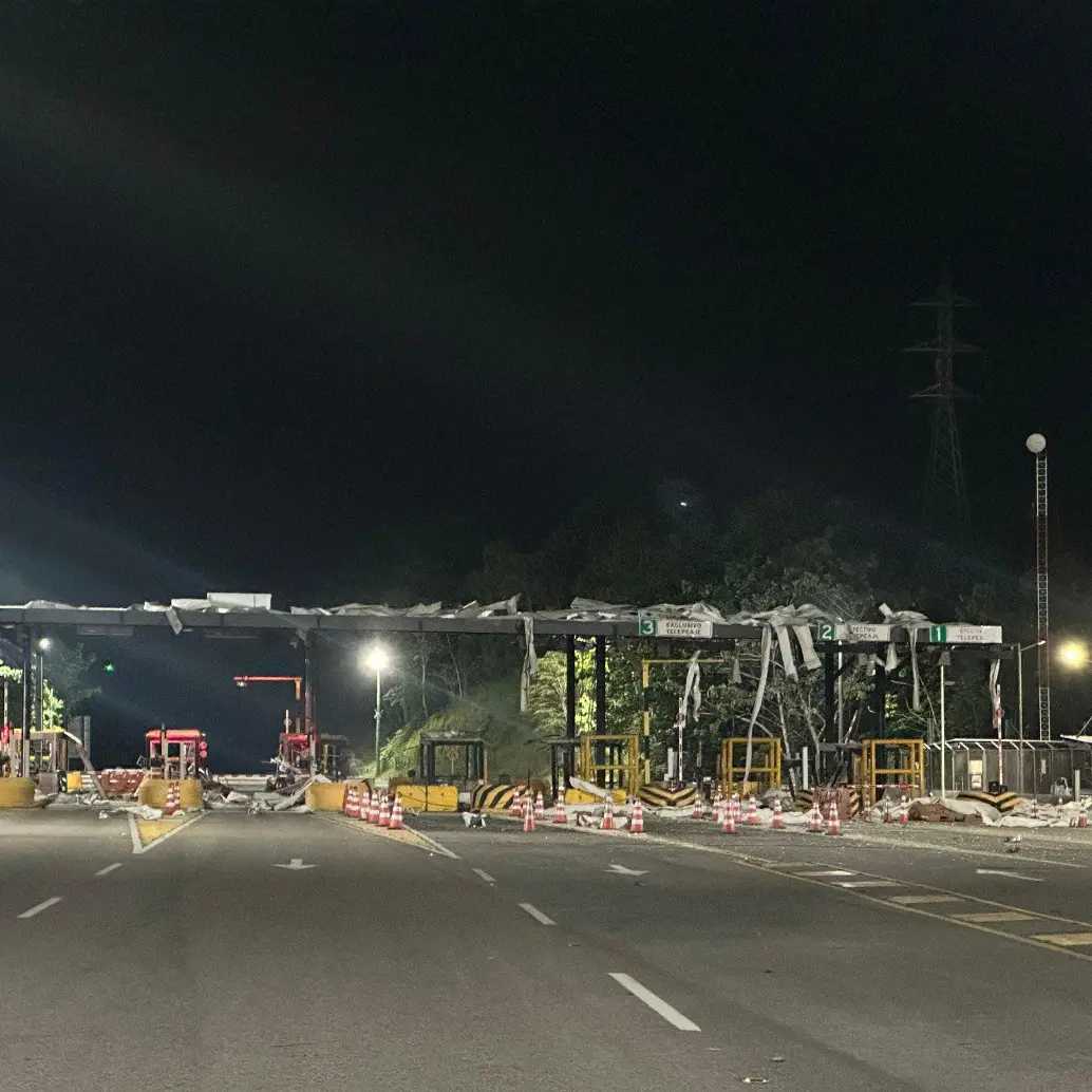 Presuntos guerrilleros del Eln, que adelantan un ‘paro armado’, destruyeron el peaje La Lizama situado en la vía entre Bucaramanga y Barrancabermeja. FOTO: Tomada de redes sociales.