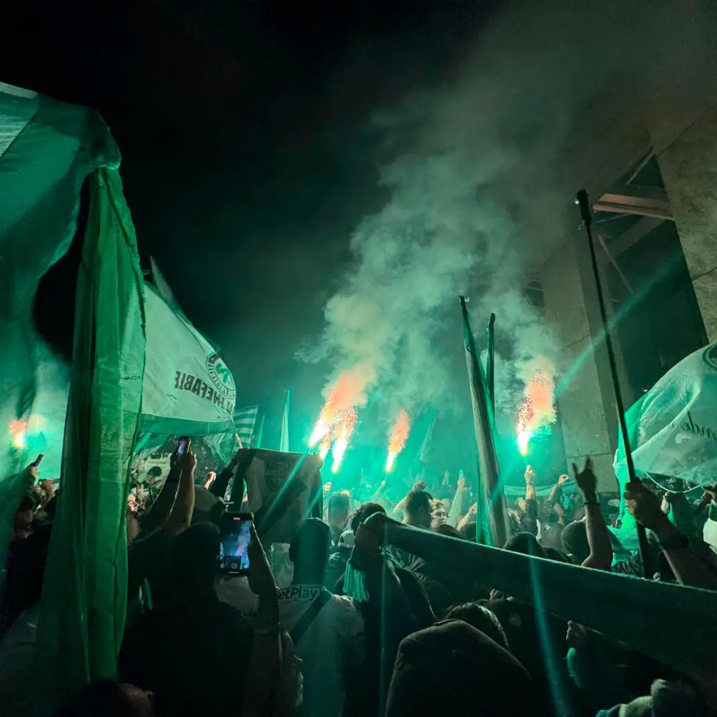 Cerca de 1.500 aficionados del cuadro verde se concentraron afuera del hotel de Nacional en Sao Paulo. FOTO: CORTESÍA EMILIANO ACOSTA