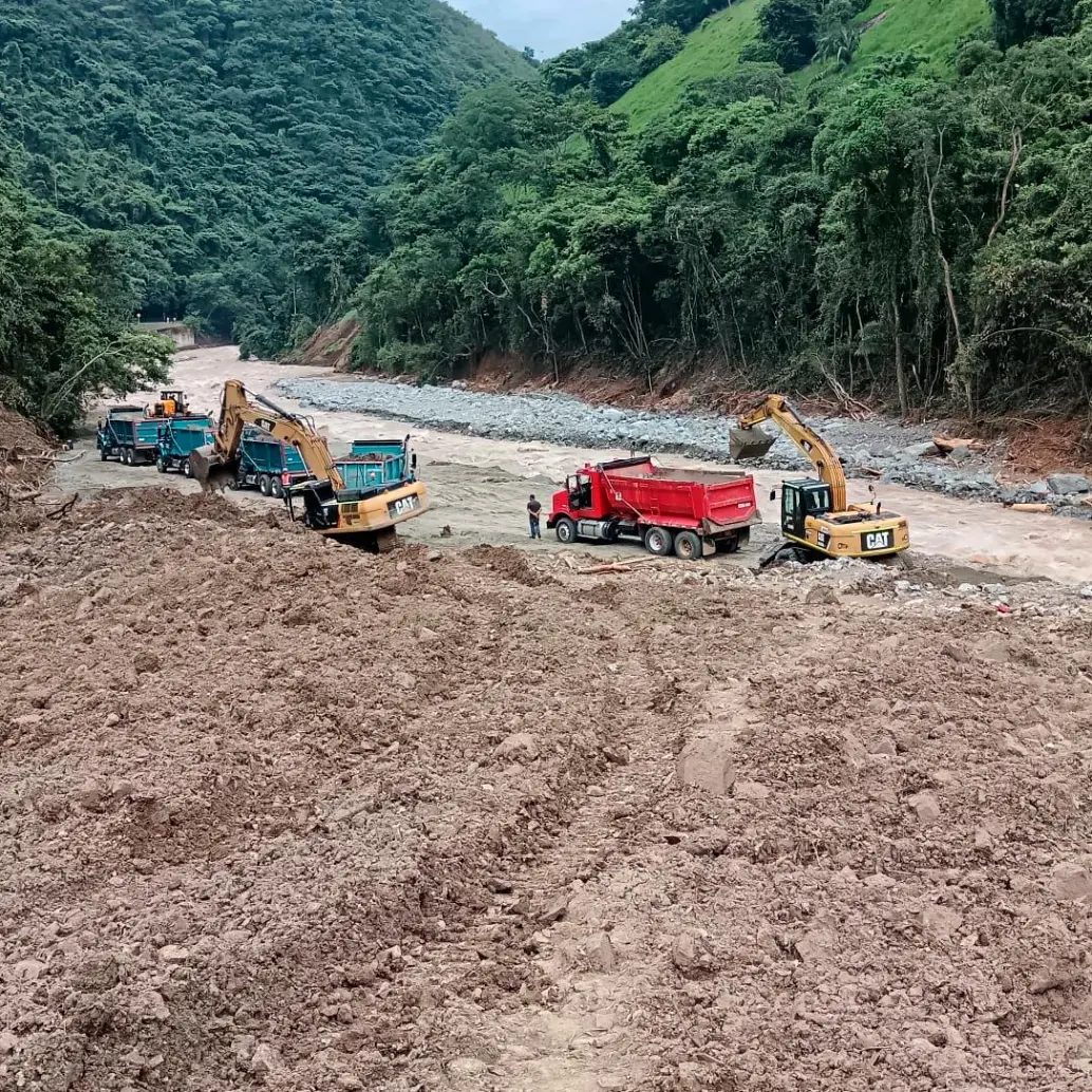 Invías señaló que mientras el clima lo permita la maquinaria amarilla avanzará para restablecer la vía. FOTO: CORTESÍA