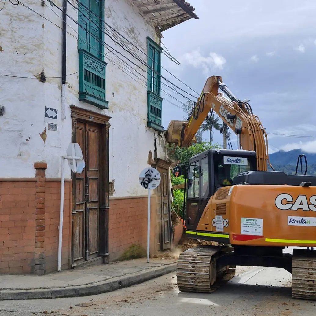 Este edificio abandonado estaba ubicado al lado de una institución educativa. FOTO: CORTESÍA GOBERNACIÓN DE ANTIOQUIA