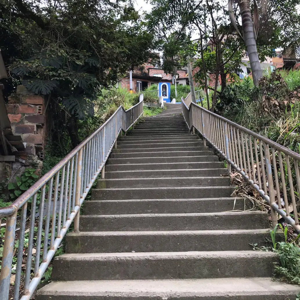En estas escaleras ocurrió el tiroteo entre los militares y presuntos integrantes del grupo criminal Los Pájaros, hecho que dejó dos muertos. FOTO: LAURA ROSA JIMÉNEZ VALENCIA