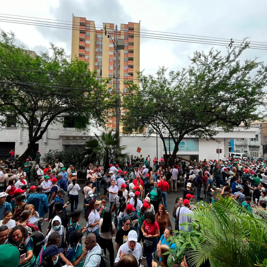 Los docentes se congregaron en las afueras de Adida, en el centro de Medellín, para iniciar sus protestas en el marco del paro por 72 horas que iniciaron hoy contra los problemas en la atención en salud que padecen. FOTO: CORTESÍA