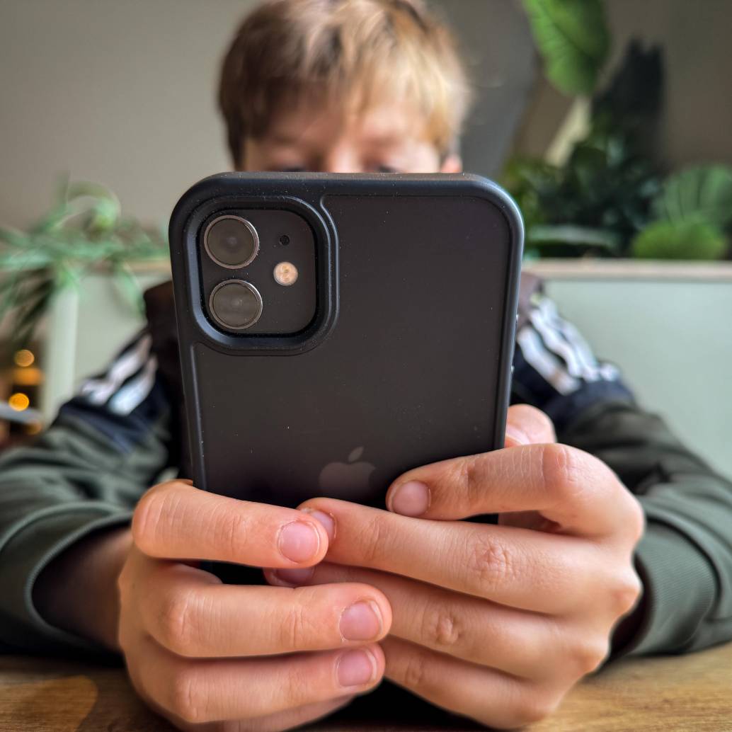 TikTok promueve nuevas estrategias de ciberseguridad y educación digital para prevenir fraudes en línea entre adolescentes y familias. FOTO GETTY