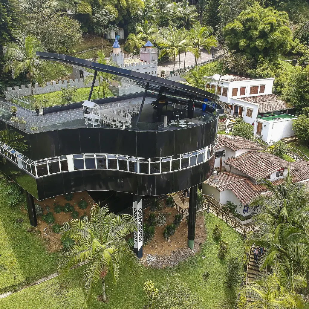 Un piano en la montaña, instalaciones de la academia de artes Musicreando en la avenida Las Palmas. FOTO EL COLOMBIANO