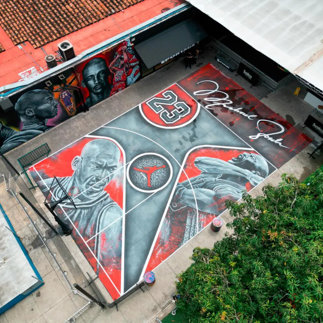 La cancha tiene todo su decoración con un arte alusivo a Michael Jordan y el baloncesto de la NBA. FOTOS CORTESÍA