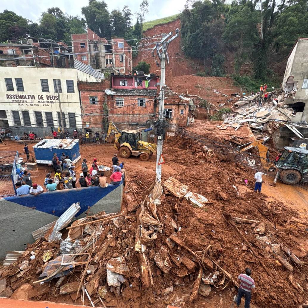 Rescatistas trabajan entre escombros y calles inundadas en Juiz de Fora, estado de Minas Gerais, tras las lluvias récord que provocaron deslizamientos y el desborde del río Paraibuna. FOTO: AFP. 