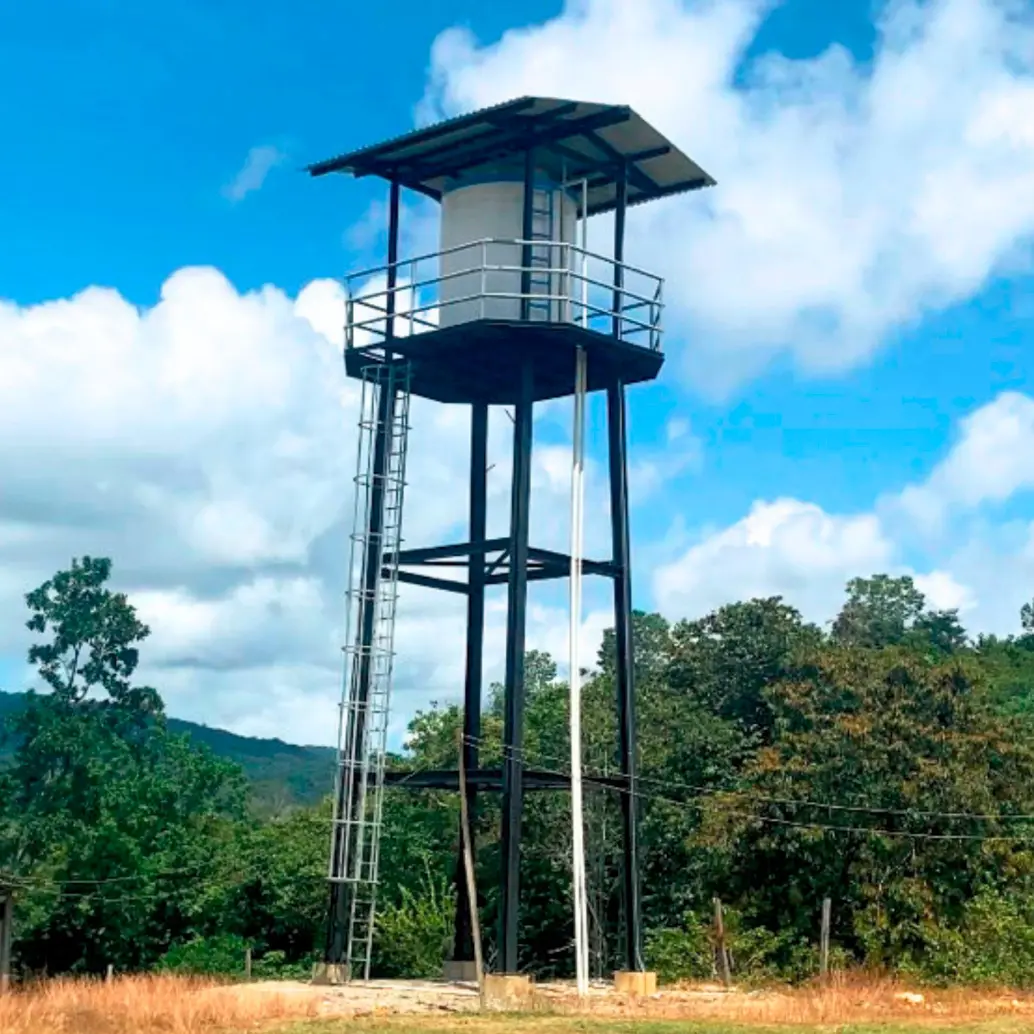 Esta es la torre sobre la cual funcionará este acueducto veredal en Las Peñitas, evitando que las comunidades se expongan a los artefactos explosivos para buscar agua. FOTO: CORTESÍA
