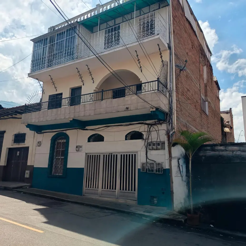 La casa de cuatro pisos y con sótano es la más “mostrona” de la carrera 37 con calle 55 del barrio Boston. FOTO: NÉSTOR LÓPEZ