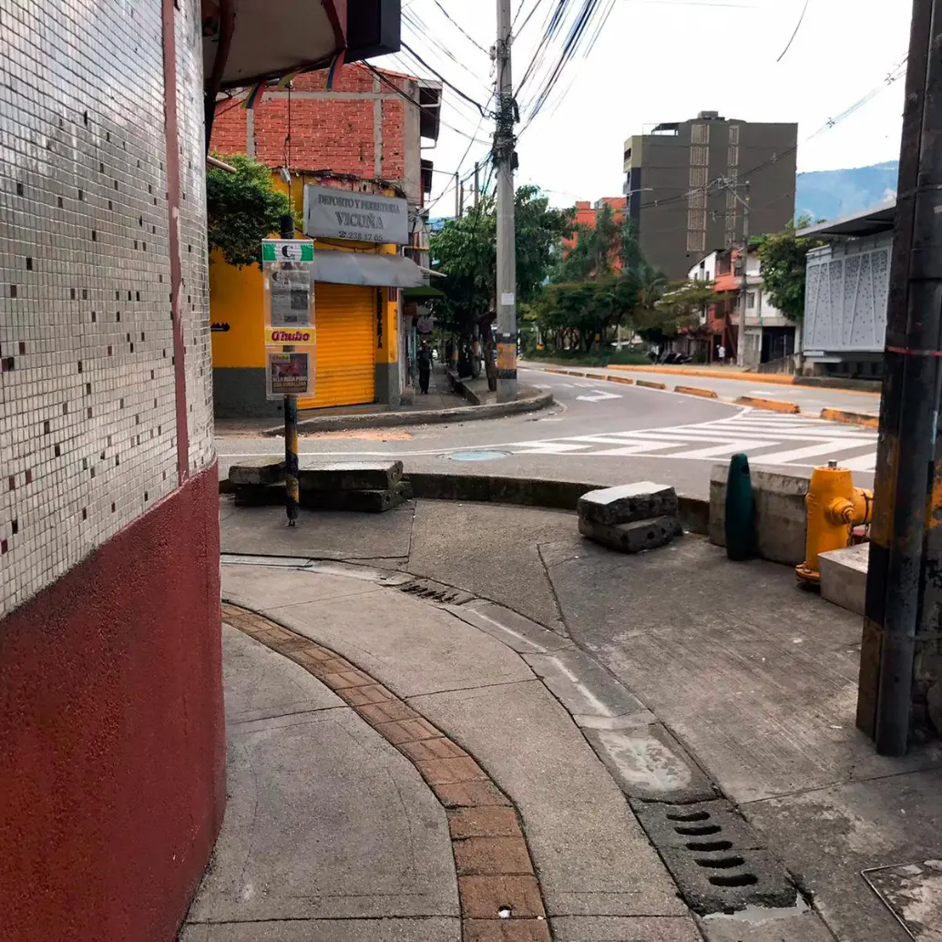 En esta esquina, a un lado de la estación Los Alpes, de metroplús, ocurrió el ataque con cuchillo de dos hombres, que acabó con ambos implicados muertos. FOTO: LAURA ROSA JIMÉNEZ VALENCIA