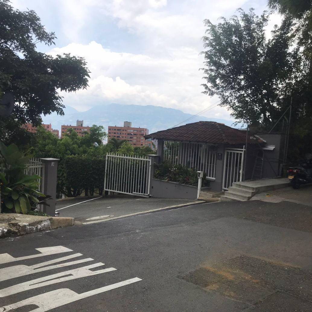 Dentro de este conjunto residencial de la comuna 14 (El Poblado) ocurrió la muerte de Alexandra Alarcón, de 22 años, en medio de una fiesta que ya cumplía cuatro días. FOTO: <b>LAURA ROSA JIMÉNEZ VALENCIA</b>