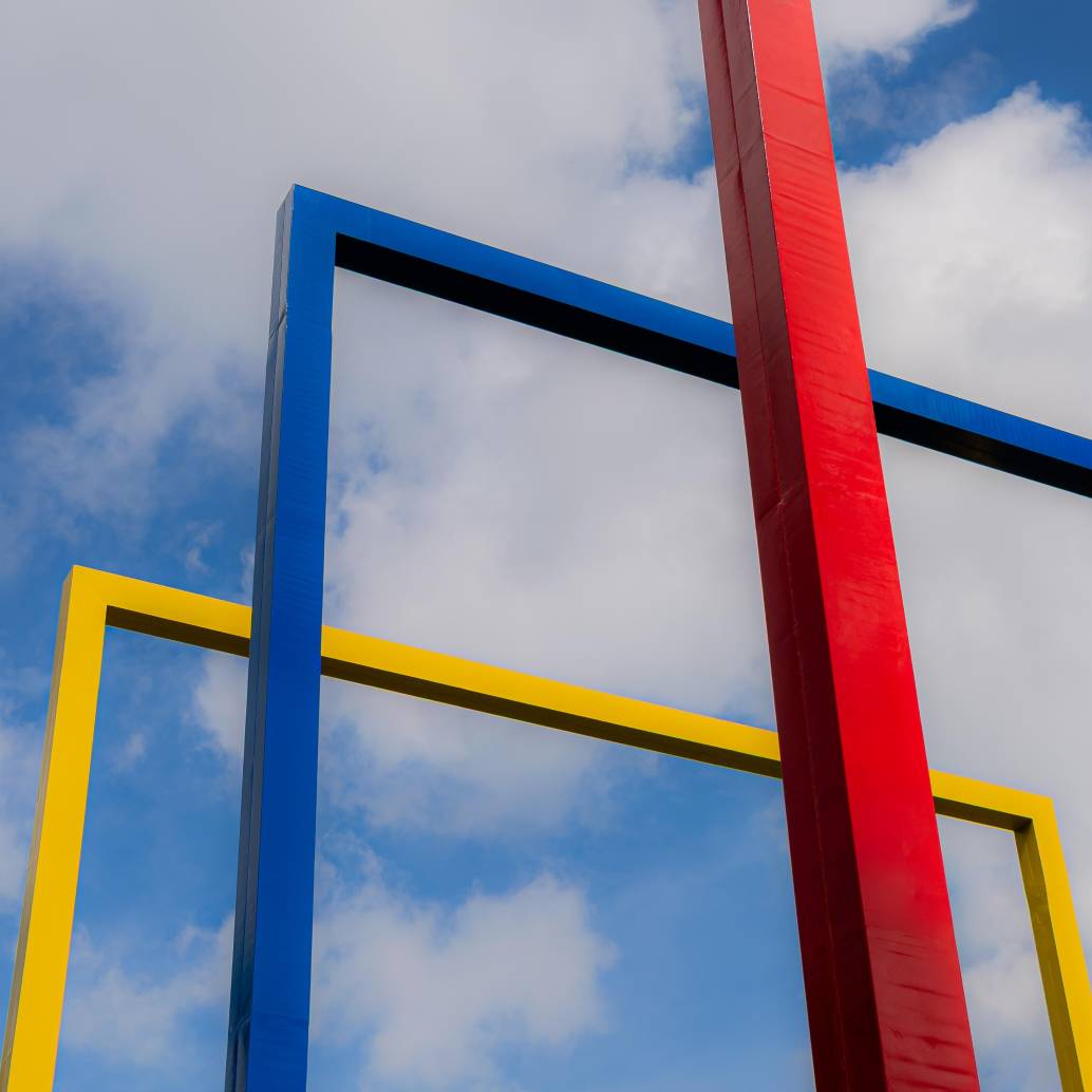 La escultura Pórticos, del maestro Hugo Zapata, fue restaurada tras más de dos décadas sin intervención y volvió a lucir sus colores originales en la vía de acceso al aeropuerto José María Córdova. FOTO cortesía