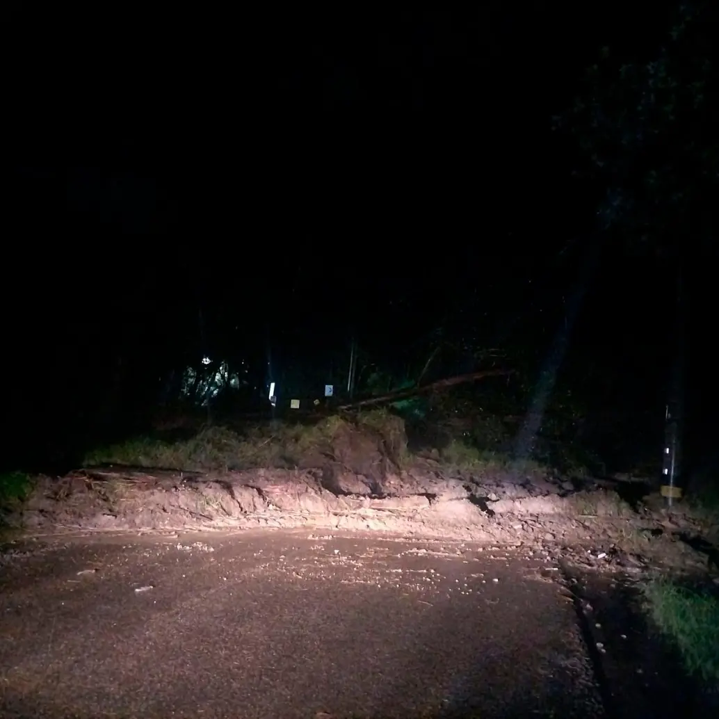 Este derrumbe taponó la vía entre los municipios de Cajicá y Tabio, en Cundinamarca. FOTO: CORTESÍA GESTIÓN DEL RIESGO.