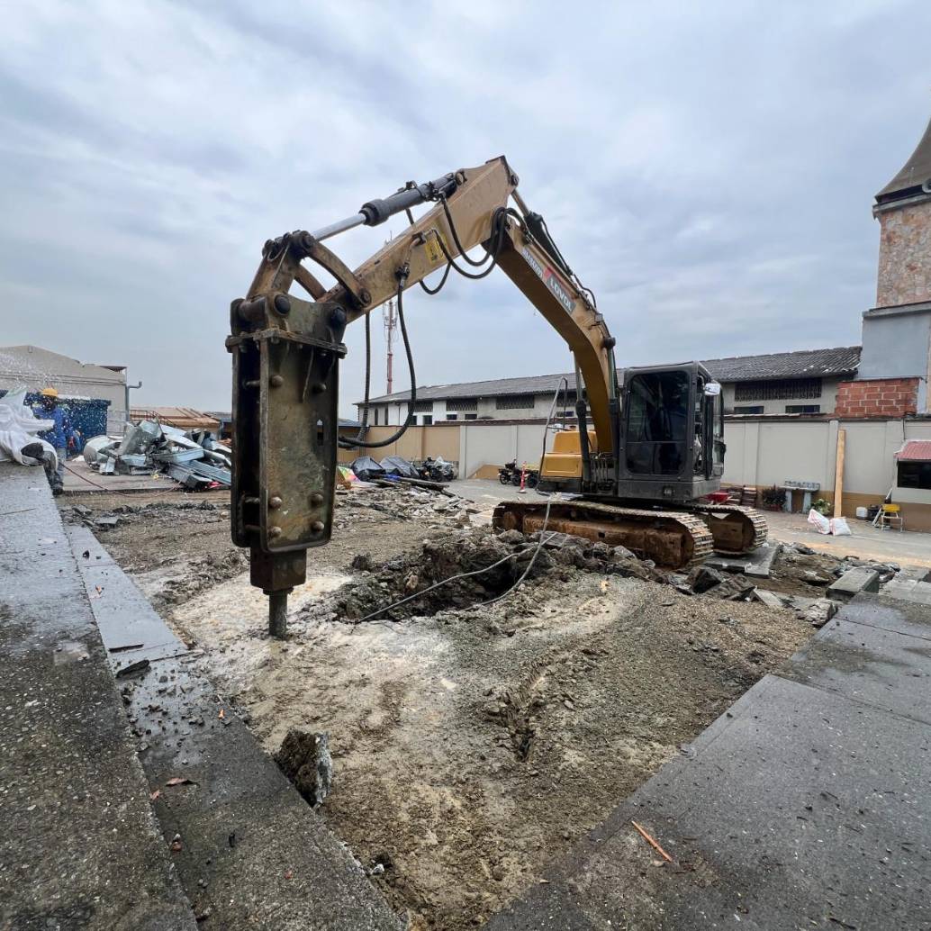 La vieja edificación de la escuela Hernán Toro Agudelo fue demolida para dar paso a una nueva infraestructura. FOTO: Cortesía Alcaldía de Medellín