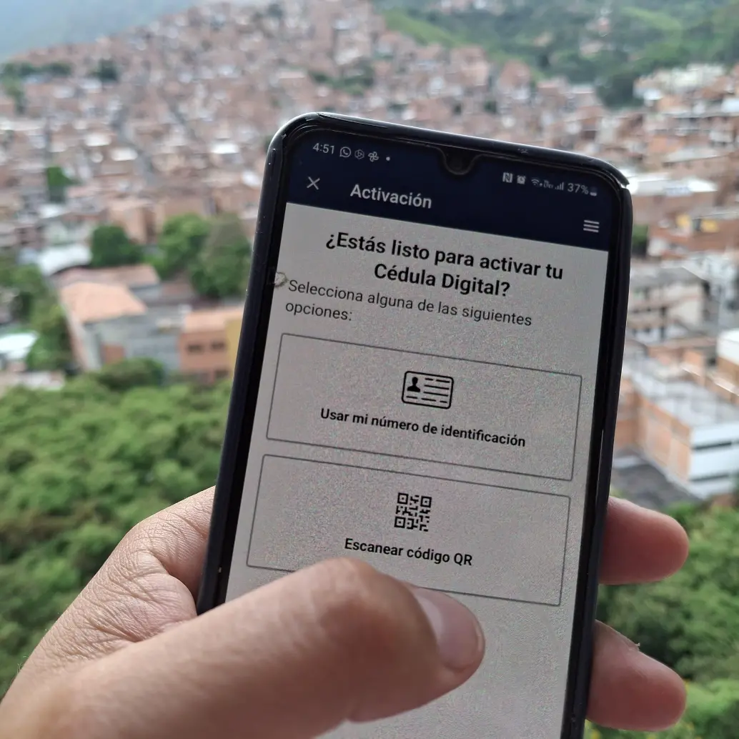 La Cédula digital es una de las exepciones para el uso del celular en el lugar de votación. Foto: Mauricio Palacio Betancur. 