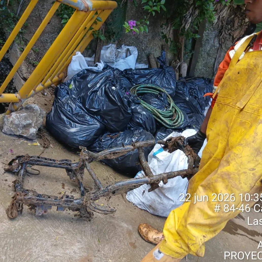 Entre las partes encontradas está el chasis de una motocicleta que se encontraba en uno de los canales de la quebrada La Máquina, la misma que se desbordó el pasado 3 de abril y que dejó un niño muerto. FOTO: CORTESÍA ALCALDÍA DE MEDELLÍN