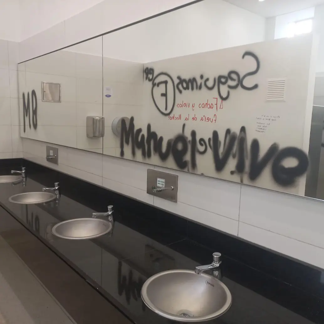 <span class="mln_uppercase_mln">Diego</span><b><span class="mln_uppercase_mln"> Torres, profesor de la institución, denunció públicamente los grafitis y carteles que aparecieron en referencia a las extintas Farc y a sus disidencias dentro de la Universidad Nacional en Bogotá. FOTO: @DiegoTorres_Fis</span></b>