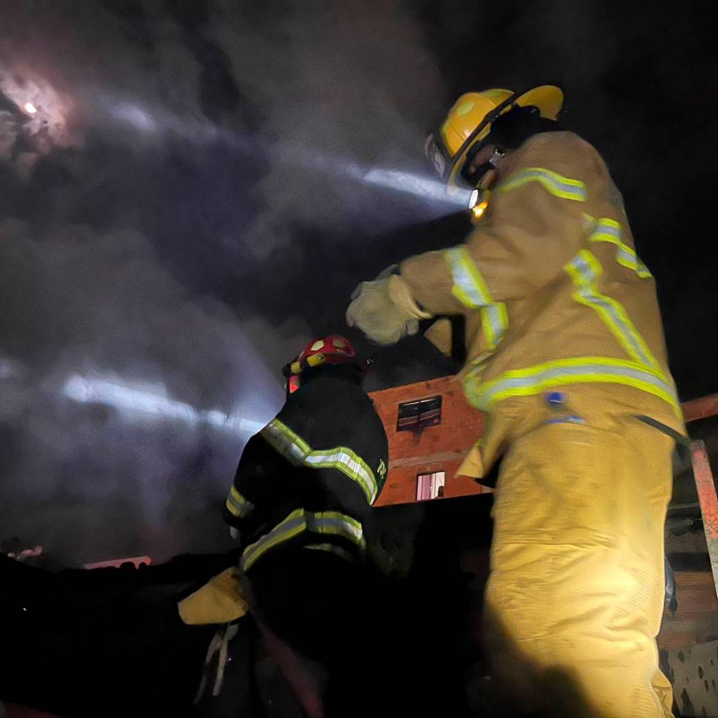 Con dos máquinas, 18 bomberos atendieron la emergencia en el barrio Goretti de Bello. FOTO: Cortesía Alcaldía de Bello