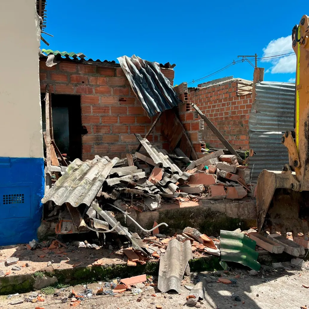 Esta fue una de las tres propiedades derribadas de manera conjunta entre la Gobernación de Antioquia, la Policía Antioquia y la Alcaldía de Abejorral, dentro de la estrategia contra la delincuencia en el departamento. FOTO: CORTESÍA GOBERNACIÓN DE ANTIOQUIA