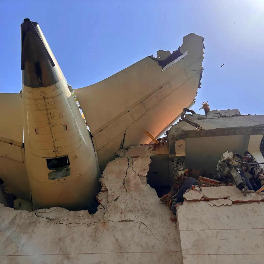Partes del fuselaje del avión de Air India que se accidentó el pasado 12 de junio. FOTO: Central Industrial Security Force / Handout/Anadolu via Getty Images.