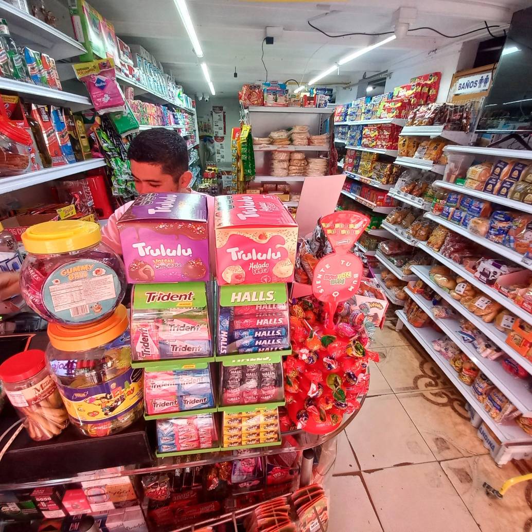 Las tiendas de barrio observaron una recuperación en ventas durante el primer cuatrimestre de 2026, aunque los consumidores realizan compras más estratégicas y reducen la frecuencia de visita en algunas ciudades. FOTO EL COLOMBIANO